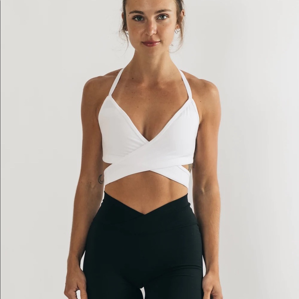 ALPHALETE SURFACE WRAP BRA
